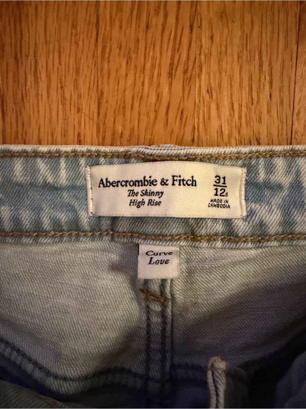 Abercrombie & Fitch Curve Love High Rise Skinny Distressed Light Wash-short - Picture 2 of 5